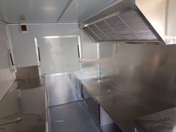Maxi Retro Food Trailer - Image 2